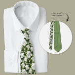 Personlig av vit Gardenia-Blommigt Slips<br><div class="desc">Vit Gardenia Blommigt Personlig necktie. Personlig tillbaka med bröllop-datum och brud och brudgummens namn.</div>