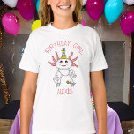 Personlig Axolotl Thworthy Birthday Girl T Shirt<br><div class="desc">Cute axolotl temade personlig Birthday Girl shirt. Rosa,  gult och blå axolotl med en flickas födelsedagshattskjorta.</div>