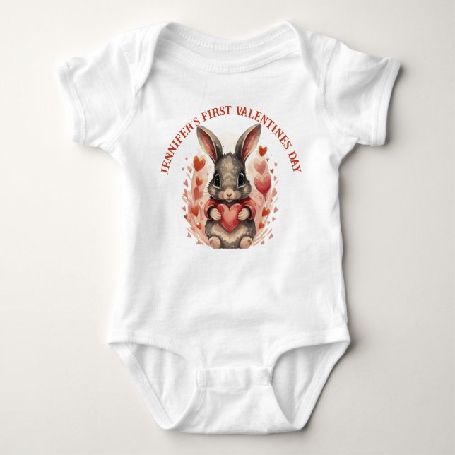 Personlig Baby Bunnys första Alla hjärtans dag. T Shirt (Framsida)