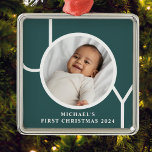 Personlig Baby: Första julfotopatens Grönt Julgransprydnad Metall<br><div class="desc">Detta keepsaké,  Baby första julfoto Ornament,  dekoreras med ord JOY på mörk grönt grund. Anpassade enkelt med ditt foto,  namn och år.</div>
