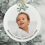 Personlig Baby Första julfotopateriet Julgransprydnad Keramik<br><div class="desc">Denna moderna prydnadsföremål för första julen är dekorerad med vattenfärgsmistletoe. Anpassade enkelt med ditt foto, namn och år. Använda Verktyg i Design om du vill ändra texten storlekt, stil eller färg. Eftersom vi skapar vår teckning kommer du inte att hitta just den här bilden från andra designers. Ursprunglig vattenfärg ©...</div>