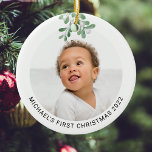 Personlig Baby Första julfotopateriet Julgransprydnad Keramik<br><div class="desc">Denna moderna prydnadsföremål för första julen är dekorerad med vattenfärgsmistletoe. Anpassade enkelt med ditt foto, namn och år. Använda Verktyg i Design om du vill ändra texten storlekt, stil eller färg. Eftersom vi skapar vår teckning kommer du inte att hitta just den här bilden från andra designers. Ursprunglig vattenfärg ©...</div>