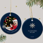 Personlig Baby Första julprydnaden Julgransprydnad Keramik<br><div class="desc">Fira din lilla debut-helgdag med vår Personlig Baby Första julprydnaden. Designat för din unika beröring, har den här prydnadsföreställningen ett charmerande snöflake-framlagt utrymme för ett uppskattat foto av ditt barn. "Min första jul" visas elegant i sans-serif-teckensnitt under fotot, vilket utstrålar värme och glädje. På motsatt sida fortsätter inkräktningen med ett...</div>
