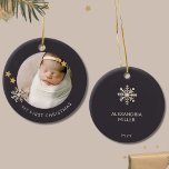 Personlig Baby Första julprydnaden Julgransprydnad Keramik<br><div class="desc">Fira din lilla debut-helgdag med den här Personligen Baby Första julprydnaden. Designat för din unika beröring, har den här prydnadsföreställningen ett charmerande snöflake-framlagt utrymme för ett uppskattat foto av ditt barn. "Min första jul" visas elegant i sans-serif-teckensnitt under fotot, vilket utstrålar värme och glädje. På motsatt sida fortsätter inkräktningen med...</div>