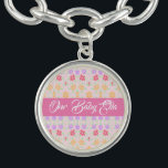 Personlig Baby Gift Armband<br><div class="desc">Charmbracelt för blommigt av söt skrivs ut i pastelliserad färg. Anpassa namn eller så går det inte att ta bort text. Färg är pinkar,  mauve och persikor.</div>