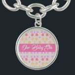 Personlig Baby Gift Armband<br><div class="desc">Charmbracelt för blommigt av söt skrivs ut i pastelliserad färg. Anpassa namn eller så går det inte att ta bort text. Färg är pinkar, mauve och persikor.</div>
