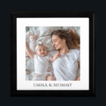Personlig Baby Mamma Photo Wood Keepsak Box Minnesask<br><div class="desc">En söt personlig fotovirke lackerad keepsakbox. Byt ut det här fotot mot ett eget favoritfoto av vilket slag som helst.</div>