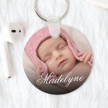 Personlig Baby Photo Namn Elegant Keepsak Nyckelring<br><div class="desc">Skapa en egen personlig-elegant runt nyckelkedja med anpassningsbarnas calligraphy-skript namn och favoritfoto.</div>