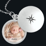Personlig Baby Photo Namn Overlay Berlockhalsband<br><div class="desc">Skapa en tidlös keepsaké för ett nytt mor med Anpassadet Newborn Photo Locket. Det här låset är inte bara en biet av smycken. Det är ett speciellt sätt att fira banden mellan mor och hennes nyfödda, skapar det som en perfekt gåva till det här nya kapitlet i hennes liv. Anpassa...</div>