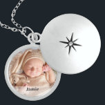 Personlig Baby Photo Namn Overlay Berlockhalsband<br><div class="desc">Skapa en tidlös keepsaké för ett nytt mor med Anpassadet Newborn Photo Locket. Det här låset är inte bara en biet av smycken. Det är ett speciellt sätt att fira banden mellan mor och hennes nyfödda, skapar det som en perfekt gåva till det här nya kapitlet i hennes liv. Anpassa...</div>