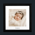 Personlig Baby Photo Wood Keepsak Box Minnesask<br><div class="desc">En söt personlig fotovirke lackerad keepsakbox. Byt ut det här fotot mot ett eget favoritfoto av vilket slag som helst.</div>