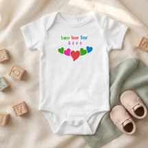 Personlig babynamn och färgglada hjärtan