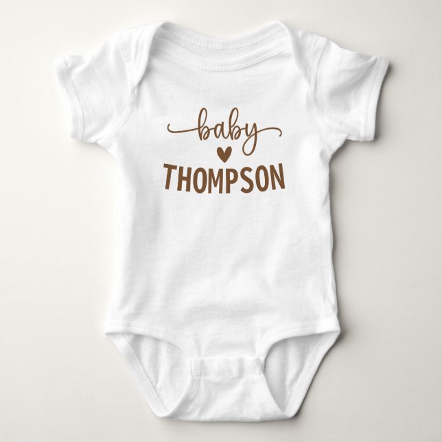 Personlig babys namn, anpassad kommande nyfödd t shirt (Framsida)