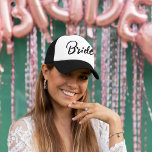 Personlig Bachelorette Bridesmaids Party Group Keps<br><div class="desc">Behöver du en perfekt för din bachelorettfest? Vill ni visa ert stöd för den blivande bruden, men inte spendera en förmögenhet? Kolla våra personlig truckerkepsar! Det är inte bara den här snyggten och den är unik, utan den ger också en underbar gåva till dina brudtärnor. Och det är säkert att...</div>