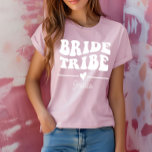 Personlig Bachelorette Party Bride Tribe T Shirt<br><div class="desc">Fira skjortan i stil med den här chicen och anpassningsbarna Bride Tribe t-shirt, med ett lekfullt hjärta och namn efter ditt val! Perfekt för möhippor, möhippor eller en flickas helg-flyktväg. Anpassa varje skjorta till din stam och skapa oförglömliga minnen i koordinerat mode. Snyggt, komfortabel och gjord för att matcha dina...</div>