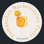Personlig Bachelorette Party-förmån Runt Klistermärke<br><div class="desc">Lägg till en personlig på din bachelorette-fest med de här charmerande anpassningsbarna runt klistermärken! Med en handdragen Aperol Spritz-cocktail och ditt valda namn och datum är dessa klistermärken perfekt för att dekorera favörer, påsar i party eller drycker. Som ett minimalistiskt tillägg och elegant till firande är de säkra på att...</div>