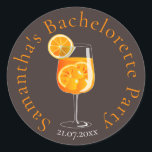 Personlig Bachelorette Party-förmån Runt Klistermärke<br><div class="desc">Lägg till en personlig på din bachelorette-fest med de här charmerande anpassningsbarna runt klistermärken! Med en handdragen Aperol Spritz-cocktail och ditt valda namn och datum är dessa klistermärken perfekt för att dekorera favörer, påsar i party eller drycker. Som ett minimalistiskt tillägg och elegant till firande är de säkra på att...</div>