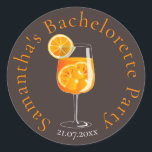 Personlig Bachelorette Party-förmån Runt Klistermärke<br><div class="desc">Lägg till en personlig på din bachelorette-fest med de här charmerande anpassningsbarna runt klistermärken! Med en handdragen Aperol Spritz-cocktail och ditt valda namn och datum är dessa klistermärken perfekt för att dekorera favörer, påsar i party eller drycker. Som ett minimalistiskt tillägg och elegant till firande är de säkra på att...</div>