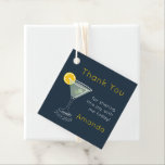 Personlig Bachelorette Party Tack Gåvor Etiketter<br><div class="desc">Visa er tacksamhet i stil med den här anpassningsbarna tack för att ni föredrar taggen, med en handritad bild av margarita, komplett med ett citrussegment och en saltad fälg, och er personlig namn och datum. Den här märkrn är en perfekt som avslutar pekandet på dina supportrar för bachelorette-partiet och tillför...</div>