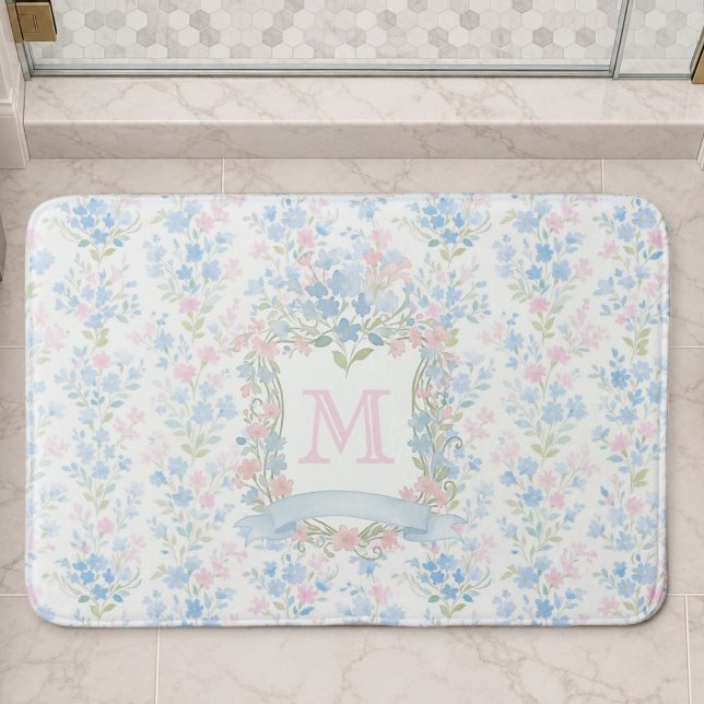 Personlig badmattor med blomster monogram badrumsmatta (elegant girly grandmillennial pastel pink blue floral bath mat with custom monogram initial crest)