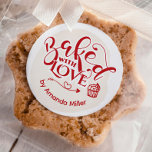 Personlig bakad med Kärlek Helgdag Baking Runt Klistermärke<br><div class="desc">En söt hemmadryck. Den bakade med kärlek-klistermärke är perfekt för hemmade bakade varor,  handgjord presenter,  affärsprodukter eller personlig. Anpassa den med ditt namn.</div>