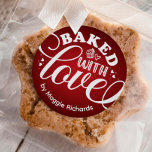 Personlig bakad med Kärlek Helgdag Red Baking Runt Klistermärke<br><div class="desc">En söt hemmadryck. Den bakade med kärlek-klistermärke är perfekt för hemmade bakade varor,  handgjord presenter,  affärsprodukter eller personlig. Anpassa den med ditt namn.</div>
