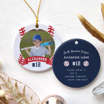 Personlig Baseball Photo & Player Stats Julgransprydnad Keramik<br><div class="desc">Minneshögtid en fantastisk-säsong för din favoritbasebollspelare med den här coolan anpassningsbar-prydnaden. Anpassa framsidan med spelarens foto-,  namn- och jersey-nummer på en basebollbildbakgrund. Lägg sedan till mer information på baksidan,  inklusive teamet eller ligan namn,  årstid,  ålder,  position och buss namn.</div>