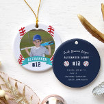 Personlig Baseball Photo & Player Stats Julgransprydnad Keramik<br><div class="desc">Minneshögtid en fantastisk-säsong för din favoritbasebollspelare med den här coolan anpassningsbar-prydnaden. Anpassa framsidan med spelarens foto-,  namn- och jersey-nummer på en basebollbildbakgrund. Lägg sedan till mer information på baksidan,  inklusive teamet eller ligan namn,  årstid,  ålder,  position och buss namn.</div>