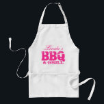Personlig BBQ-apron för kvinnor Förkläde<br><div class="desc">Cute personalizable BBQ apron för kvinnor Ditt namn BBQ och grill. Anpassningsbar av namn. Cute-presentidé för födelsedagar eller Mors dag. Gör mammor moster farmor stolta chefer.</div>