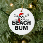 Personlig Beach Bum Skull och Crossbone Pirat Julgransprydnad Keramik<br><div class="desc">Personlig Beach Bum Skull och Crossbone Pirat jul Ornament.</div>