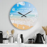 Personlig Beach House Tropical Beach Scene Stor Klocka<br><div class="desc">Personlig Beach House Tropical Beach Scene Large Clock . Denna nautiska klocka är perfekt för ett kusthem. Den här fylliga designen har havsmötessanden. Anpassa med din egen namn eller text.</div>
