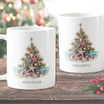 Personlig Beach Julgran Kaffemugg<br><div class="desc">Gå in i helgdag-andan med detta festliga strandtemade mugg som har ett Julgran som består av snäckor och stjärnfisk. Perfekt för alla som bor i tropiska ställe som Florida, Hawaii eller Bahamas - eller för alla som bara ser kärlek vid kusten - ger detta mugg varm surfa och sanddyner till...</div>