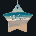 Personlig Beach Photo Ocean Blue Scenia Julgransprydnad Keramik<br><div class="desc">Ett vackert foto av vintage stil på en strand i Kalifornien-stjärnans keramiska julprydnad. Anpassa med namn för att skapa din egen personlig för anpassningsbar. För kortare namn finns det gott om utrymme för att öka teckensnittet storlekt. Det finns många underbara moderna kalligrafiskript stilar att välja mellan.</div>