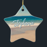 Personlig Beach Photo Ocean Blue Scenia Julgransprydnad Keramik<br><div class="desc">Ett vackert foto av vintage stil på en strand i Kalifornien-stjärnans keramiska julprydnad. Anpassa med namn för att skapa din egen personlig för anpassningsbar. För kortare namn finns det gott om utrymme för att öka teckensnittet storlekt. Det finns många underbara moderna kalligrafiskript stilar att välja mellan.</div>