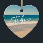 Personlig Beach Photo Ocean Blue Scenia Julgransprydnad Keramik<br><div class="desc">Ett vackert foto av vintage stil på en strand i Kaliforniens hjärtformade keramiska julprydnad. Anpassa med namn för att skapa din egen personlig för anpassningsbar. För kortare namn finns det gott om utrymme för att öka teckensnittet storlekt. Det finns många underbara moderna kalligrafiskript stilar att välja mellan.</div>