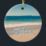 Personlig Beach Photo Ocean Blue Scenia Julgransprydnad Keramik<br><div class="desc">Ett vackert foto av vintage stil på en strand i Kalifornien runt keramiskt julprydnadsämne. Anpassa med namn för att skapa din egen personlig för anpassningsbar. För kortare namn finns det gott om utrymme för att öka teckensnittet storlekt. Det finns många underbara moderna kalligrafiskript stilar att välja mellan.</div>