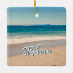 Personlig Beach Photo Ocean Blue Scenia Julgransprydnad Keramik<br><div class="desc">Ett vackert foto av vintage stil på en strand i Kalifornien...  keramiskt julprydnadsföremål. Anpassa med namn för att skapa din egen personlig för anpassningsbar. För kortare namn finns det gott om utrymme för att öka teckensnittet storlekt. Det finns många underbara moderna kalligrafiskript stilar att välja mellan.</div>