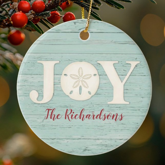 Personlig Beach Sand Dollar jul Joy Julgransprydnad Keramik (A rustic tropical beach themed Christmas. ornament with the word JOY and a sand dollar.)