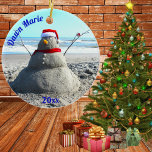 Personlig Beach Sand Santa "Snögubbe" Julgransprydnad Keramik<br><div class="desc">Skapar att tomten i snögubbe inte var så lätt som vi trodde,  men vi hade underbar tid på oss att arbeta med den! Anpassa texten enkelt.</div>
