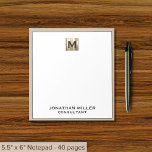 Personlig Beige Linen Guld Monogram Anteckningsblock<br><div class="desc">Håll dig organiserad i stil med det här personlig beige linen monogram-anteckningsblocket som har en borstad metalldesign i guld. Perfekt för att slå ihop anteckningar, att göra-listor och idéer, det här anteckningsblocket är både funktionellt och modernt. Det är lätt att använda på resande fot eller på skrivbordet. Det är tillverkat...</div>