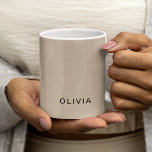 "Personlig Beige Monogram Anpassningsbar Kaffemugg<br><div class="desc">Sip i stil med personligen beige monogram mugg, designat för att tillföra lite elegans till morgonkaffet eller teritualen. Mugg har en minimalistisk monogramdesign på en mjuk beige bakgrund och är helt anpassade med initialer eller namn. Det är perfekt för vardaglig använda hemma eller på kontoret. Mugg gör också en tankeväckande...</div>