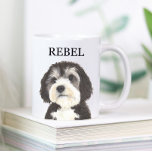 Personlig Bernedoodle Beverage Coaster Kaffemugg<br><div class="desc">Jag är i kärlek med denna vackert detaljerade vattenfärgsillustration av en svart, vit och grått-bernedoodle eller fåradoodle-hund! Anpassa dessa keramiska mugg och tumörer med ditt namn eller monogram och jämn och ändra handtaget färg för att uppfylla din dekoration! Ändra typsnitt genom att markera alternativet "Redigera med design verktyg" vid anpassning....</div>