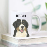 Personlig Bernese Mountain Hund Kaffemugg<br><div class="desc">Jag är i kärlek med denna vackert detaljerade vattenfärgsillustration av ett svart, vitt och tjock hund från det bernesiska berget! Anpassa dessa keramiska mugg och tumörer med ditt namn eller monogram och jämn och ändra handtaget färg för att uppfylla din dekoration! Köp resten av min samling för den sötaste uppvärmningen...</div>
