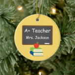 Personlig Best Teacher Chalkboard Julgransprydnad Keramik<br><div class="desc">Berätta för din lärare hur mycket du uppskattar dem med denna personlig julprydnad. Klicka på knappen "CUSTOMIZE IT" för att ändra teckensnittet stil,  färg,  storlek och position.</div>