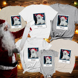 Personlig Bild Hund:s första Vintage i julafton T Shirt<br><div class="desc">Fira din valps första jul i stil med Personlig Bild Hund:s första julVintage T-Shirt. Den här t-shirt-anpassningsbarna innehåller ditt favoritfoto av hund för husdjur, och skapar det som en hjärtslitande hjärtefråga som du kommer att vårda i flera år. Med sin bootleg Y2K 90-vib ger den här skjortan helgdagarna en nostalgisk...</div>
