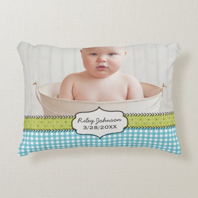 Personlig bild på babypojke med namn och födelseda prydnadskudde (Framsidan)