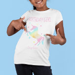 Personlig Birthday Girl Unicorn Rainbow-barn T Shirt<br><div class="desc">Den här snygga skjortan har orden "Birthday Girl" på framsidan med ett sött och gigantiskt regnbåge enmajsgrafik med en personlig. Perfekt för en liten flickas enhörning åt födelsedagen.</div>