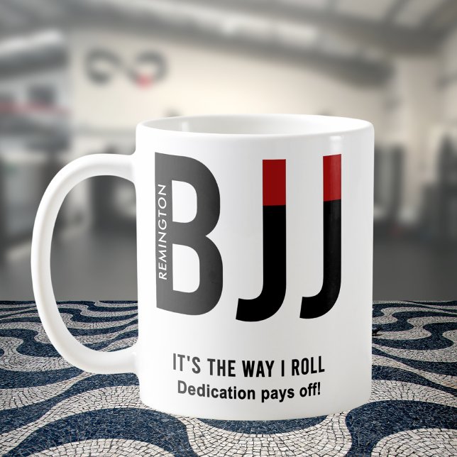 Personlig BJJ Jiu Jitsu Black Bälte Edition Kaffemugg (Personalized BJJ white coffee with jiu jitsu gym in background)