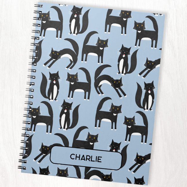 Personlig Black and White Cute Tuxedo Cat Anteckningsbok (Personalized name black and white tuxedo cat notebook for animal lovers.)