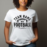 Personlig Black and White Football Team Mamma T Shirt<br><div class="desc">Anpassningsbar Football T-Shirt for Mammor - som visas i White Design har en logotyp för fotboll i snyggt med text för sportig anpassningsbar. Anpassa med ditt fotbollslag namn och jersey-nummer. Svart design och vit skjorta färg kan ändras.</div>